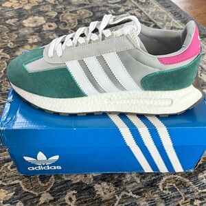 Adidas Retropy E5 in Gray and White